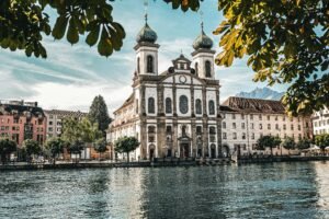 jezero lucern i pogled na crkvu