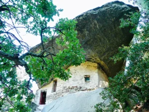 manastir u stijeni ikarija grcka