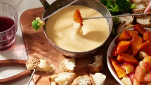 fondue sir koji se topi i jede sa komadicima hljeba
