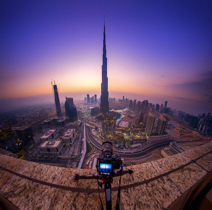 night-time-dubai-looks-like-it-came-straight-from-a-sci-fi-movie-8__880