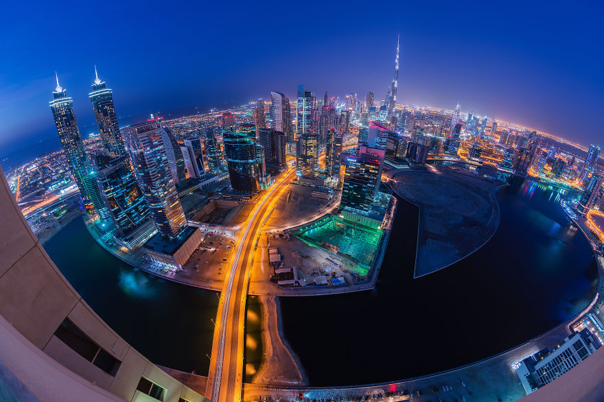 night-time-dubai-looks-like-it-came-straight-from-a-sci-fi-movie-9__880