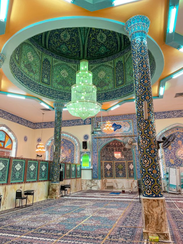 unutrašnjost iranske džamije u Dubaiju
