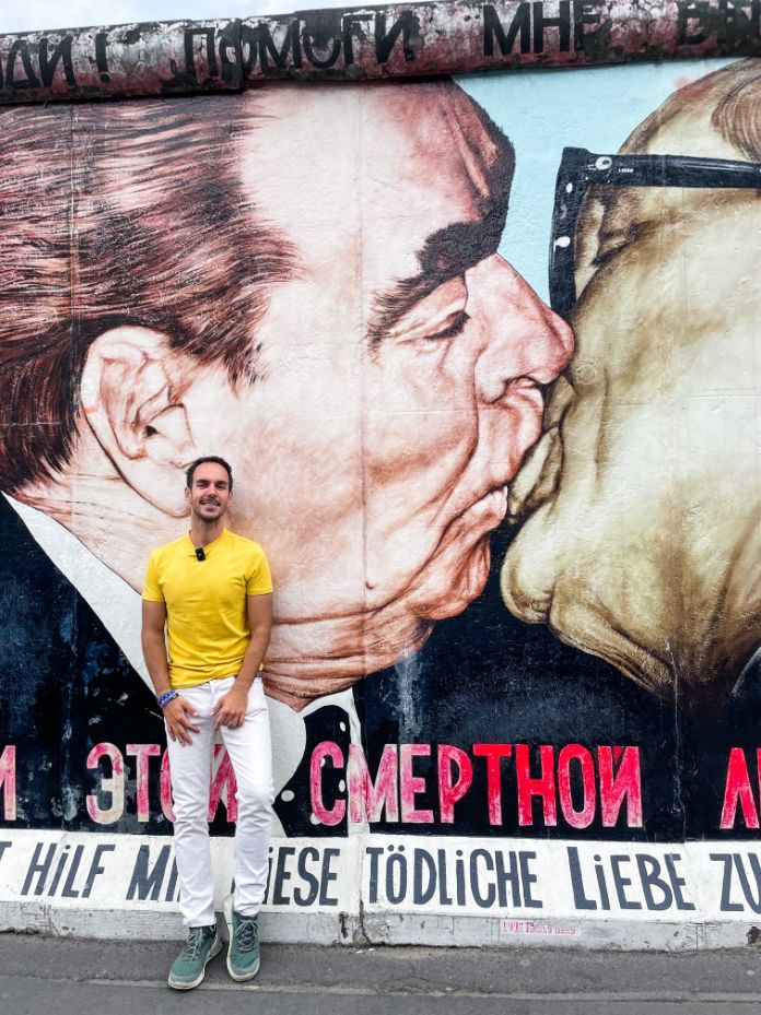Poljubac mural Berlin