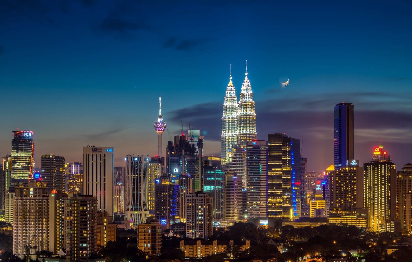 Moonrise_over_kuala_lumpur