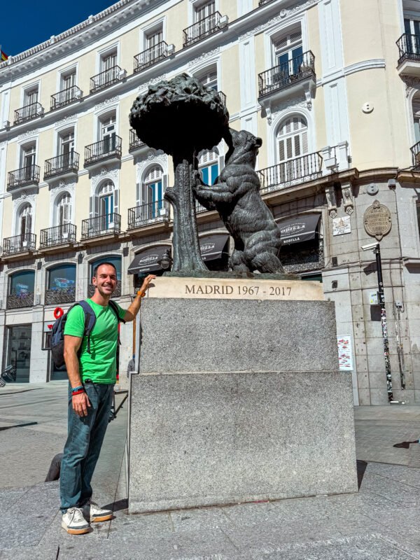 spomenik medvjed i drvo jagode madrid